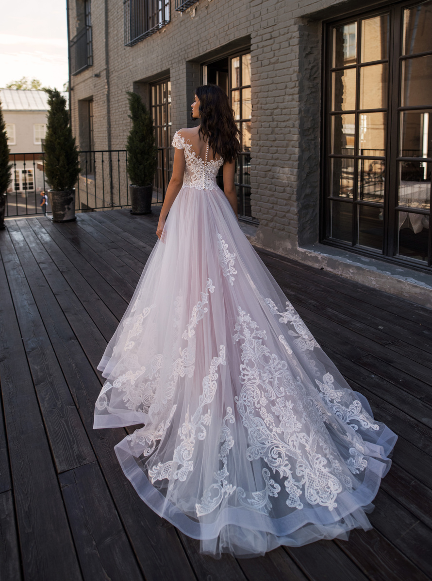 Купить свадебное платье «Тейтон» Натальи Романовой из коллекции 2019 в салоне свадебных платьев
