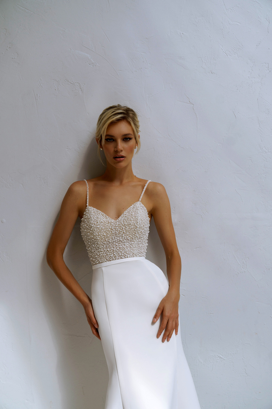 Buy a wedding dress Evans by Natalia Romanova from the Blush Breeze 2022 collection boutique Mary Trufel in Dubai