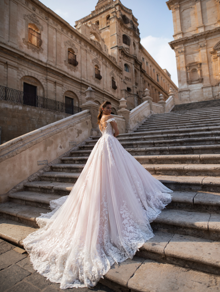 Купить свадебное платье «Арт. 19053» Луссано Брайдал из коллекции 2019 в салоне