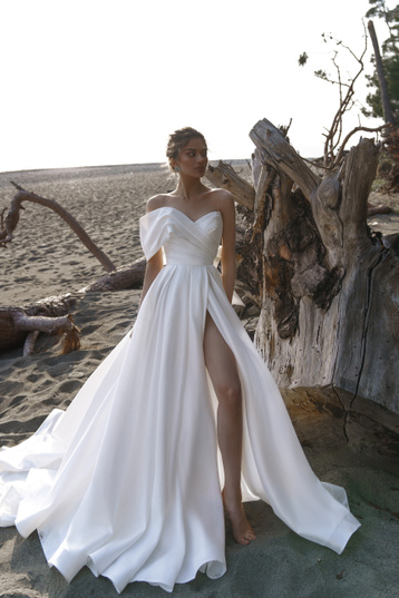 Buy «Emerson» wedding dress by Natalia Romanova from the 2023 Sundreams collection in the boutique “Mary Trufel”
