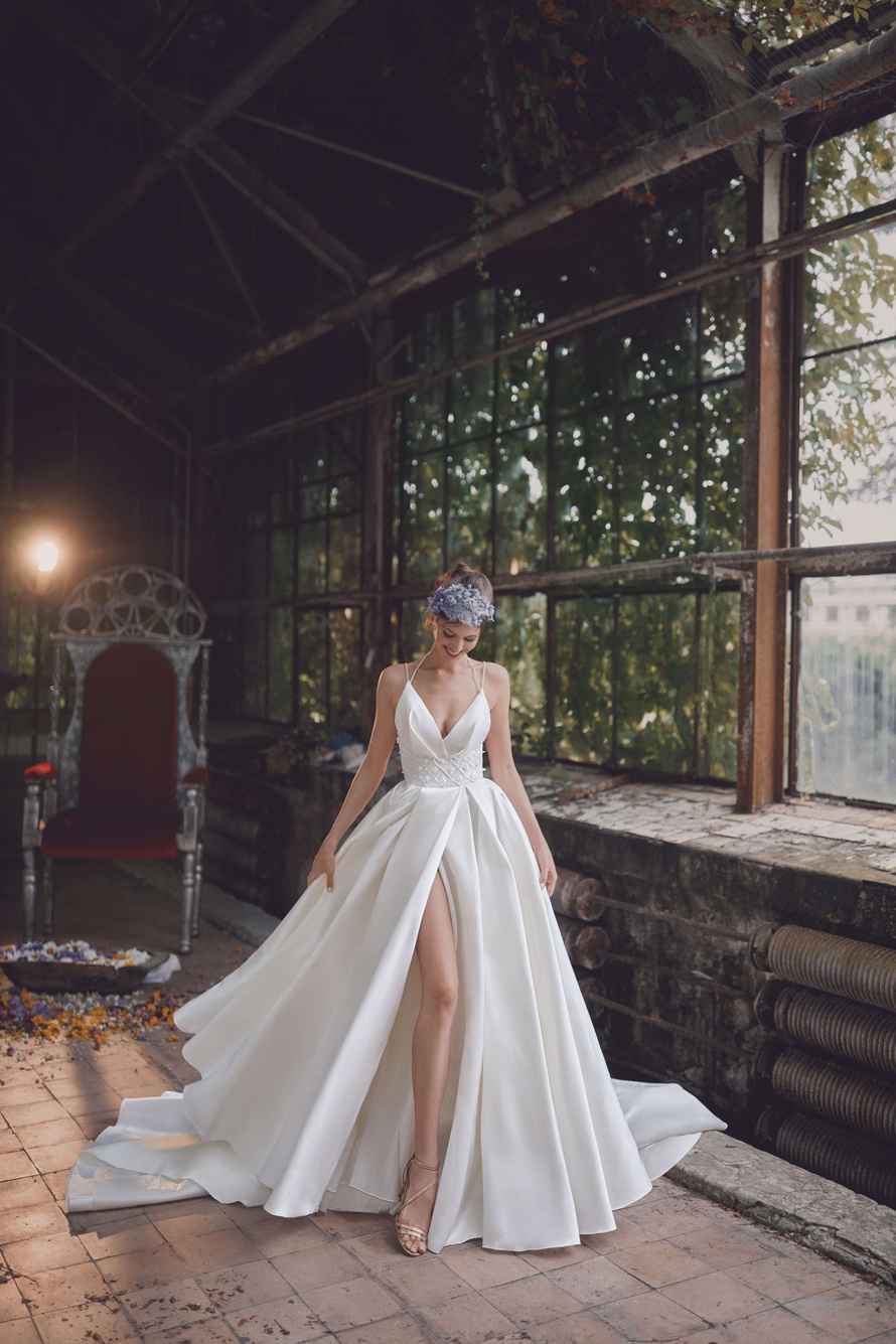 Купить свадебное платье «Грейс» с жемчугом Анже Этуаль из коллекции Леди Перл 2021 года в салоне «Мэри Трюфель»